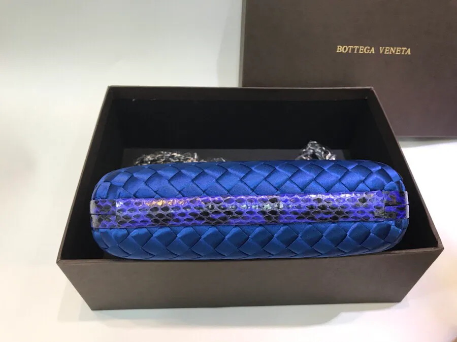 The latest and most popular Knot clutch from the 8651 counter is made of exquisite Japanese silk fabric with snakeskin piping. It looks elegant when worn cross-body or in the hand. It can also be carried by petite girls and can hold 2 iPhone X phones. Size: 20cm*12cm